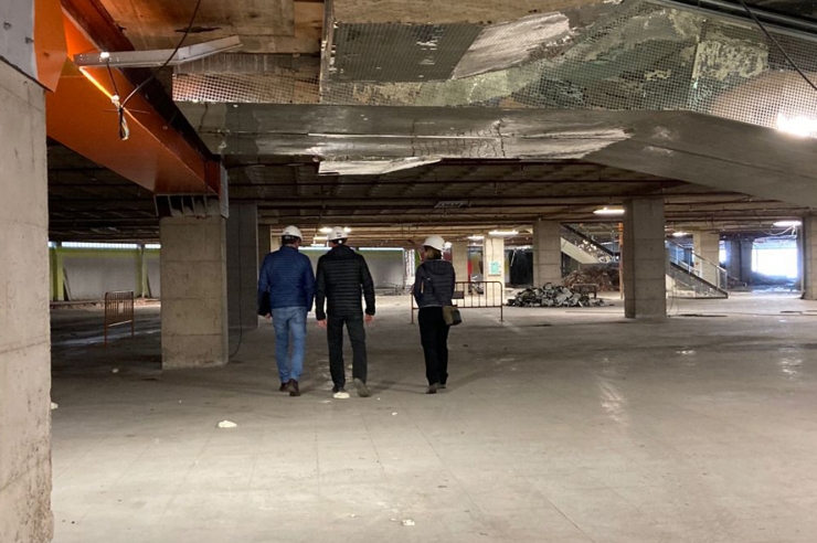 Els enginyers a la planta baixa de l'edifici.